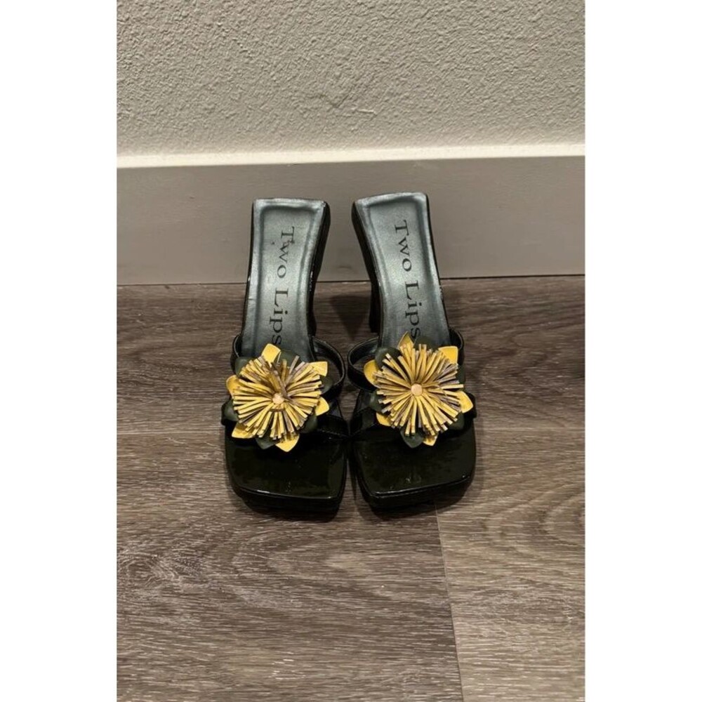 Two Lips Black Patent Flower Sandals Women’s 6 Narrow Slide Heels